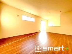 ～穏やかな陽の入るＬＤＫ～
・大きな窓のあるＬＤＫは陽当りも良好で明るい空間となっております。
・ご家族団らんなど過ごす時間の多いＬＤＫが明るいのは嬉しいポイントですね。
（１号棟）