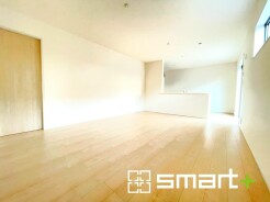 ～穏やかな陽の入るＬＤＫ～
・大きな窓のあるＬＤＫは陽当りも良好で明るい空間となっております。
・ご家族団らんなど過ごす時間の多いＬＤＫが明るいのは嬉しいポイントですね。
