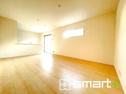 ～ナチュラルな色彩のＬＤＫ～
・自然な風合いの色味で纏められたＬＤＫは家具のコーディネートもしやすくなっております。
・どんなインテリアにするか、考えるだけでも楽しくなりますね。
