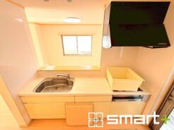 ～ＩＨクッキングヒーター～
・ＩＨは火事のリスク低減に加え、上昇気流が発生しないため換気扇が汚れづらいなどメリット沢山なんです。
・詳細は担当までお問合せ下さいませ。

