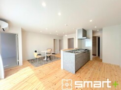 ～穏やかな陽の入るＬＤＫ～
・大きな窓のあるＬＤＫは陽当りも良好で明るい空間となっております。
・ご家族団らんなど過ごす時間の多いＬＤＫが明るいのは嬉しいポイントですね。
