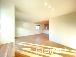 ～ナチュラルな色彩のＬＤＫ～
・自然な風合いの色味で纏められたＬＤＫは家具のコーディネートもしやすくなっております。
・どんなインテリアにするか、考えるだけでも楽しくなりますね。
