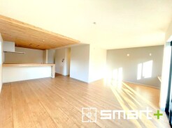 ～穏やかな陽の入るＬＤＫ～
・大きな窓のあるＬＤＫは陽当りも良好で明るい空間となっております。
・ご家族団らんなど過ごす時間の多いＬＤＫが明るいのは嬉しいポイントですね。
