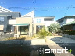 ～新築のように綺麗な外観～
・築年数が経っておりませんので、見た目に古さを感じさせない綺麗な外観となっております。
・リフォームなどに費用が掛からない分、他の部分に予算を回せますよ。
