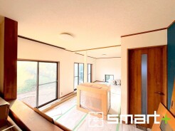 ～穏やかな陽の入るＬＤＫ～
・大きな窓のあるＬＤＫは陽当りも良好で明るい空間となっております。
・ご家族団らんなど過ごす時間の多いＬＤＫが明るいのは嬉しいポイントですね。
