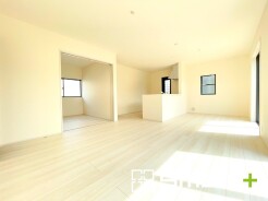 ～ナチュラルな色彩のＬＤＫ～
・自然な風合いの色味で纏められたＬＤＫは家具のコーディネートもしやすくなっております。
・どんなインテリアにするか、考えるだけでも楽しくなりますね。
（１号棟）