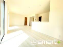 ～穏やかな陽の入るＬＤＫ～
・大きな窓のあるＬＤＫは陽当りも良好で明るい空間となっております。
・ご家族団らんなど過ごす時間の多いＬＤＫが明るいのは嬉しいポイントですね。
（１号棟）