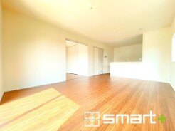 ～ナチュラルな色彩のＬＤＫ～
・自然な風合いの色味で纏められたＬＤＫは家具のコーディネートもしやすくなっております。
・どんなインテリアにするか、考えるだけでも楽しくなりますね。
