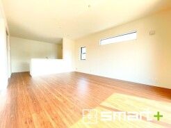 ～穏やかな陽の入るＬＤＫ～
・大きな窓のあるＬＤＫは陽当りも良好で明るい空間となっております。
・ご家族団らんなど過ごす時間の多いＬＤＫが明るいのは嬉しいポイントですね。
