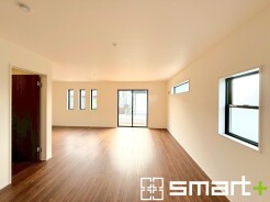 ～穏やかな陽の入るＬＤＫ～
・大きな窓のあるＬＤＫは陽当りも良好で明るい空間となっております。
・ご家族団らんなど過ごす時間の多いＬＤＫが明るいのは嬉しいポイントですね。
