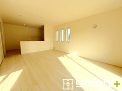 ～穏やかな陽の入るＬＤＫ～
・大きな窓のあるＬＤＫは陽当りも良好で明るい空間となっております。
・ご家族団らんなど過ごす時間の多いＬＤＫが明るいのは嬉しいポイントですね。
