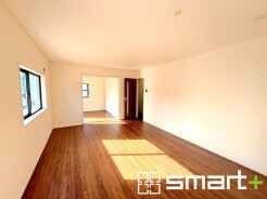 ～穏やかな陽の入るＬＤＫ～
・大きな窓のあるＬＤＫは陽当りも良好で明るい空間となっております。
・ご家族団らんなど過ごす時間の多いＬＤＫが明るいのは嬉しいポイントですね。
