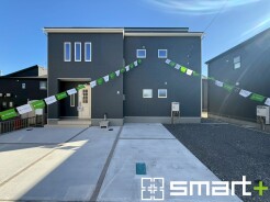 ～シックな色彩の外観を採用～
・外壁に濃い色を採用する事でモダンな印象のシックな外観となっております。
・高級感も出るので毎日家に帰るのが誇らしくなります。ぜひ現地でご確認くださいませ。