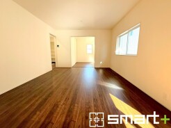 ～家族団らんにピッタリの広々リビング～
・穏やかな陽だまりに包まれる居心地の良いＬＤＫは、ご家族が集まる憩いのスペースに。
・隣接の洋室を続き間として利用すれば２０帖超の広々空間になります。