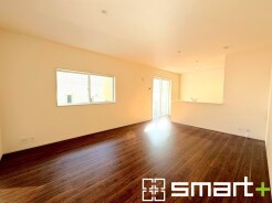 ～穏やかな陽の入るＬＤＫ～
・大きな窓のあるＬＤＫは陽当りも良好で明るい空間となっております。
・ご家族団らんなど過ごす時間の多いＬＤＫが明るいのは嬉しいポイントですね。