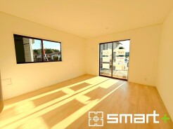 ～穏やかな陽の入るＬＤＫ～
・大きな窓のあるＬＤＫは陽当りも良好で明るい空間となっております。
・ご家族団らんなど過ごす時間の多いＬＤＫが明るいのは嬉しいポイントですね。
