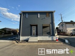 ～シックな色彩の外観を採用～
・外壁に濃い色を採用する事でモダンな印象のシックな外観となっております。
・高級感も出るので毎日家に帰るのが誇らしくなります。ぜひ現地でご確認くださいませ。
