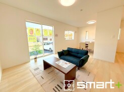 ～穏やかな陽の入るＬＤＫ～
・大きな窓のあるＬＤＫは陽当りも良好で明るい空間となっております。
・ご家族団らんなど過ごす時間の多いＬＤＫが明るいのは嬉しいポイントですね。
