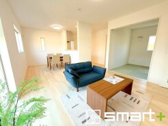 ～家族団らんにピッタリの広々リビング～
・穏やかな陽だまりに包まれる居心地の良いＬＤＫは、ご家族が集まる憩いのスペースに。
・隣接の和室を続き間として利用すれば２０帖超の広々空間になります。

