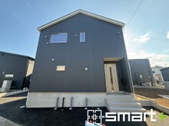 ～シックな色彩の外観を採用～
・外壁に濃い色を採用する事でモダンな印象のシックな外観となっております。
・高級感も出るので毎日家に帰るのが誇らしくなります。ぜひ現地でご確認くださいませ。
(１号棟)