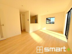 ～穏やかな陽の入るＬＤＫ～
・大きな窓のあるＬＤＫは陽当りも良好で明るい空間となっております。
・ご家族団らんなど過ごす時間の多いＬＤＫが明るいのは嬉しいポイントですね。
