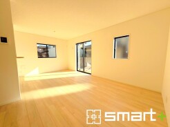 ～日当り良好のＬＤＫ～
・たくさんの窓からたっぷりの陽光が差し込む明るいリビングで寛ぎのひと時を。
・柔らかみのあるナチュラルカラーで、家具やカーテンの色も選びやすいです。
