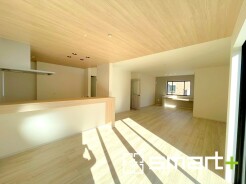 ～穏やかな陽の入るＬＤＫ～
・大きな窓のあるＬＤＫは陽当りも良好で明るい空間となっております。
・ご家族団らんなど過ごす時間の多いＬＤＫが明るいのは嬉しいポイントですね。
