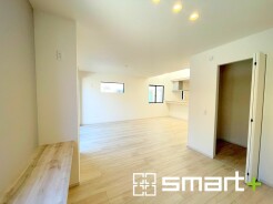 ～穏やかな陽の入るＬＤＫ～
・大きな窓のあるＬＤＫは陽当りも良好で明るい空間となっております。
・ご家族団らんなど過ごす時間の多いＬＤＫが明るいのは嬉しいポイントですね。
