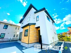 ～モダンな印象の外観～
・ホワイトカラーに木目調をアクセントとしたことで温かみのある落ち着いた印象の外観。
・木目調の外壁アクセントは幅広いテイストにマッチし、高級感を与えてくれますね。
