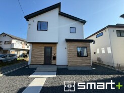 ～モダンな印象の外観～
・ホワイトカラーに木目調をアクセントとしたことで温かみのある落ち着いた印象の外観。
・見た目に重厚感が生まれ、高級感のある仕様となっております。