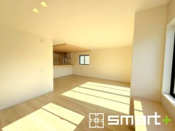 ～穏やかな陽の入るＬＤＫ～
・大きな窓のあるＬＤＫは陽当りも良好で明るい空間となっております。
・ご家族団らんなど過ごす時間の多いＬＤＫが明るいのは嬉しいポイントですね。
