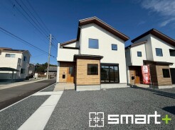 ～モダンな印象の外観～
・ホワイトカラーに木目調をアクセントとしたことで温かみのある落ち着いた印象の外観。
・木目調の外壁アクセントは幅広いテイストにマッチし、高級感を与えてくれますね。
