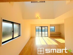 ～吹抜けのあるＬＤＫ～
・ＬＤＫに吹抜けを配する事で縦への空間が生まれ、開放感のある広々とした仕様に。
・ご来客の際なども自慢できるような高級仕様のＬＤＫとなっております。
