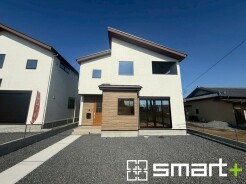 ～モダンな印象の外観～
・ホワイトカラーに木目調をアクセントとしたことで温かみのある落ち着いた印象の外観。
・見た目に重厚感が生まれ、高級感のある仕様となっております。