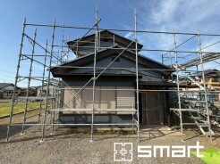 ～和風な外観の邸宅～
・シックな和風の外観のお住まい。心が落ち着く見た目となっております。
・外壁や屋根のリフォームをお考えの方もお気軽にご相談くださいませ。
