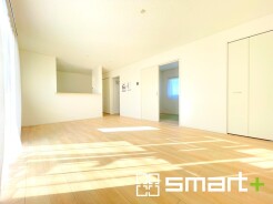 ～穏やかな陽の入るＬＤＫ～
・大きな窓のあるＬＤＫは陽当りも良好で明るい空間となっております。
・ご家族団らんなど過ごす時間の多いＬＤＫが明るいのは嬉しいポイントですね。
