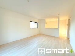 ～穏やかな陽の入るＬＤＫ～
・大きな窓のあるＬＤＫは陽当りも良好で明るい空間となっております。
・ご家族団らんなど過ごす時間の多いＬＤＫが明るいのは嬉しいポイントですね。
