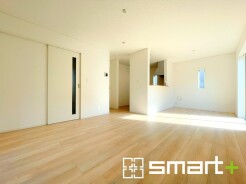 ～ナチュラルな色彩のＬＤＫ～
・自然な風合いの色味で纏められたＬＤＫは家具のコーディネートもしやすくなっております。
・どんなインテリアにするか、考えるだけでも楽しくなりますね。
(1号棟)