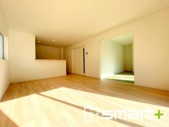 ～ナチュラルな色彩のＬＤＫ～
・自然な風合いの色味で纏められたＬＤＫは家具のコーディネートもしやすくなっております。
・どんなインテリアにするか、考えるだけでも楽しくなりますね。
