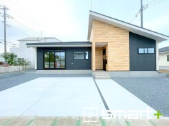 ～モダンな印象の外観～
・ネイビーカラーに木目調のデザインは重厚感ある印象になりますね。
・高級感のあるシンプルなデザインも人気です。