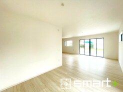 ～穏やかな陽の入るＬＤＫ～
・大きな窓のあるＬＤＫは陽当りも良好で明るい空間となっております。
・ご家族団らんなど過ごす時間の多いＬＤＫが明るいのは嬉しいポイントですね。
