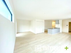 ～間仕切対応で居室に～
・リビングには間仕切対応で居室としてもお使いいただけるスペースがございます。
・収納付きなので寝室はもちろん、キッズスペースなどにも便利ですね。