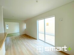 ～家族団らんにピッタリの広々リビング～
・穏やかな陽だまりに包まれる居心地の良いＬＤＫは、ご家族が集まる憩いのスペースに。
・隣接の和室を続き間として利用すれば２１帖超の広々空間になります。
