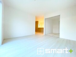 ～家族団らんにピッタリの広々リビング～
・穏やかな陽だまりに包まれる居心地の良いＬＤＫは、ご家族が集まる憩いのスペースに。
・隣接の和室を続き間として利用すれば２２帖超の広々空間になります。
(１号棟)