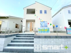 ～優しい印象の外観～
・環境にも馴染みやすく、汚れもあまり目立たない淡いベージュ系の外観は落ち着いた雰囲気を醸し出してくれますね。
・ナチュラルな色調が優しい印象を与えてくれます。
(１号棟)