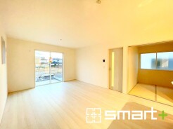 ～穏やかな陽の入るＬＤＫ～
・大きな窓のあるＬＤＫは陽当りも良好で明るい空間となっております。
・ご家族団らんなど過ごす時間の多いＬＤＫが明るいのは嬉しいポイントですね。
