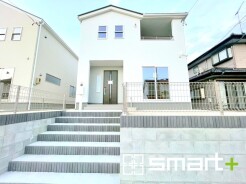 ～シンプルかつオシャレな白い外観～
・外壁をホワイトカラーにする事でクラシカルな印象の外観になりますね。
・高級感も出るので毎日家に帰るのが誇らしくなります。ぜひ現地でご確認くださいませ。
