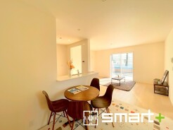 ～日当り良好のＬＤＫ～
・たくさんの窓からたっぷりの陽光が差し込む明るいリビングで寛ぎのひと時を。
・出来立てのお料理を運ぶのにも、後片付けもラクラクなカウンターキッチン。
(４号棟)