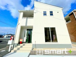 ～白いオシャレな外観～
・シンプルで飽きの来ないホワイトカラーの外観は清潔感ある印象のお住まいになりますね。
・夜でも目立ちやすく、夏場は熱の吸収を防いでくれます。
(４号棟)