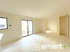 ～家族団らんにピッタリの広々リビング～
・穏やかな陽だまりに包まれる居心地の良いＬＤＫは、ご家族が集まる憩いのスペースに。
・隣接の和室を続き間として利用すれば２０帖超の広々空間になります。
